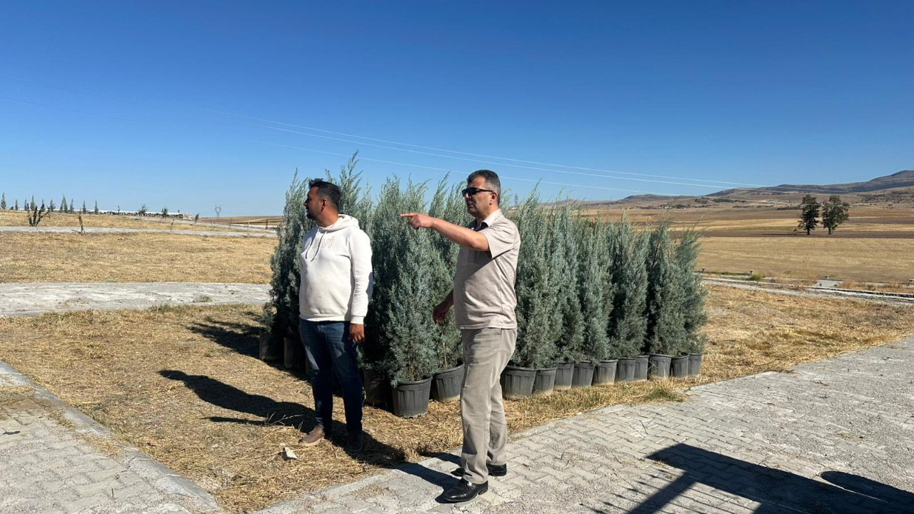 Başkan Koyuncu’dan Yeşil Emirdağ İçin Yeni Adım: Karacaören Mezarlığı’na 150 Fidan Dikildi