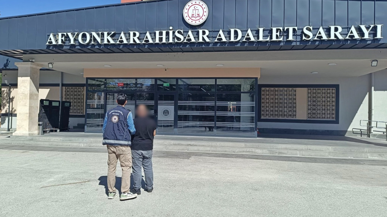 Afyon’da Şok Operasyon: Bagaja Saklanmış Kaçak Göçmen Yakalandı