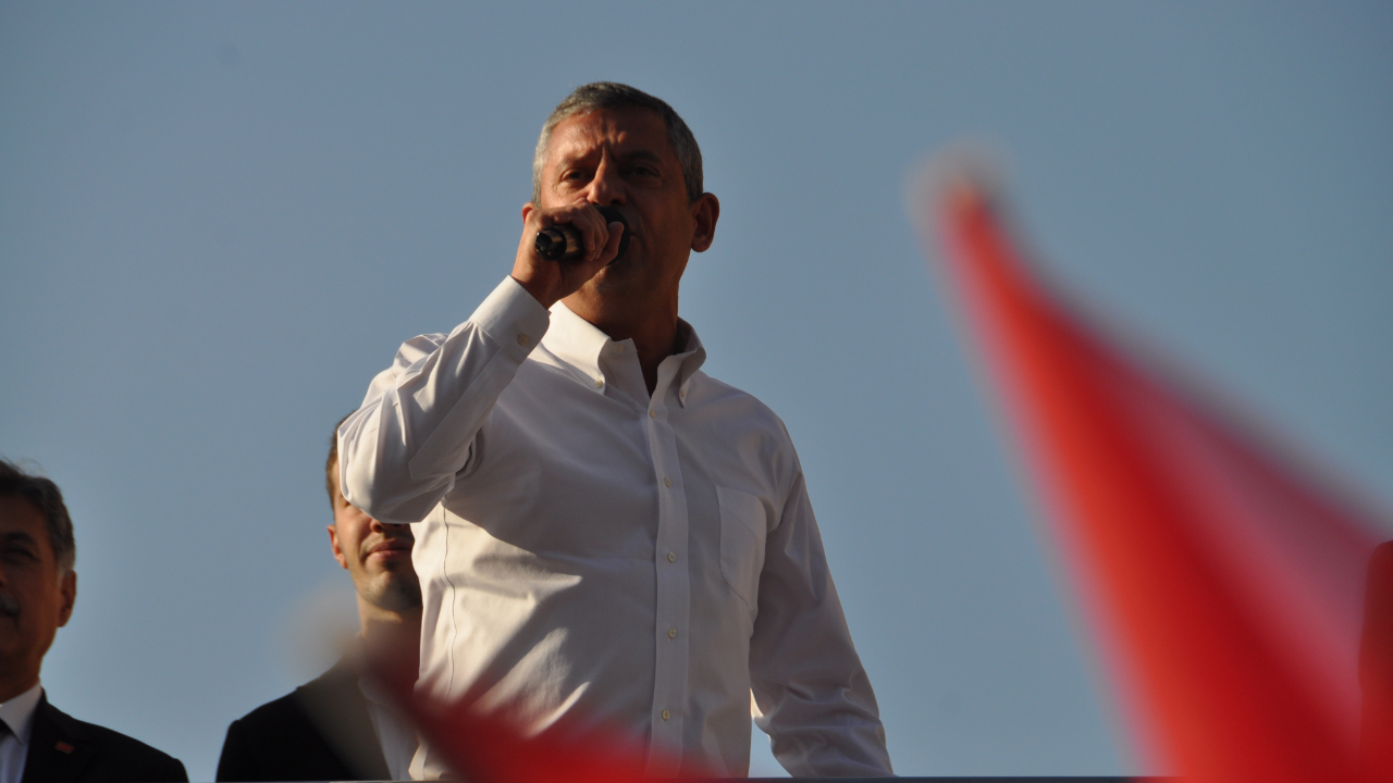 Özgür Özel Afyon Mitinginde Konuştu: “15 Kez Kaybettik Ama Küsmedik, Doğru Adayla Kazandık”