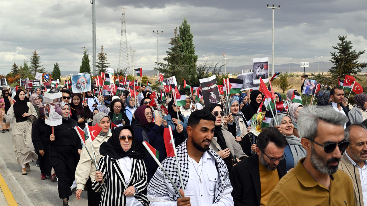 AKÜ’de Yürüyüş ve Küresel Sumud Filosu’na Destek Devam Ediyor