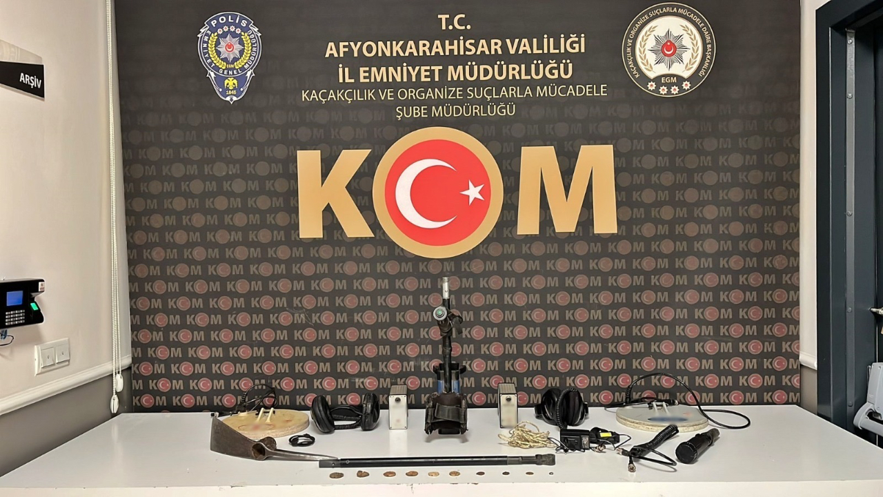 Afyonkarahisar’da Kaçak Kazı Operasyonu:  Araçta Sikke ve Dedektör Ele Geçirildi