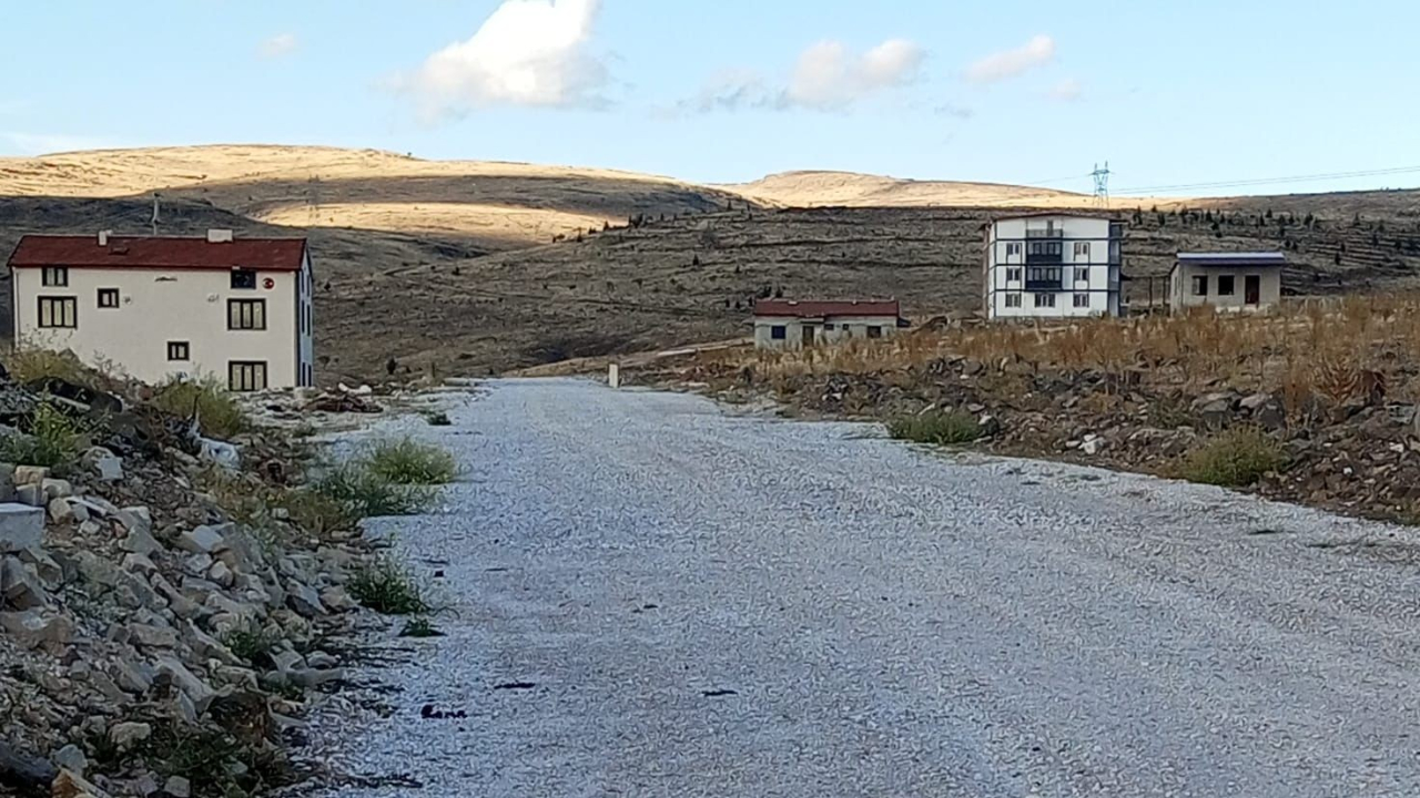 İscehisar’da Altyapı Bekleyen Vatandaşın Talebine Başkanın Cevabı Şok Etti: “Oranın İmarını Ben Açmadım, Açana Söyle Yapsın”