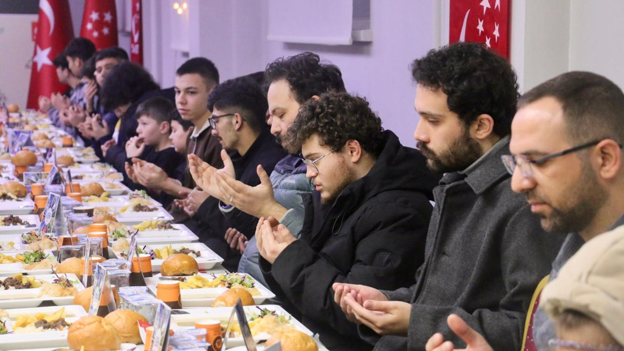 Saadet Partisi’nden Gençlerle “Adalet Sofraları” Buluşması: “Bu Sofralarda Kimlikler Değil İnsanlar Misafirimizdir”