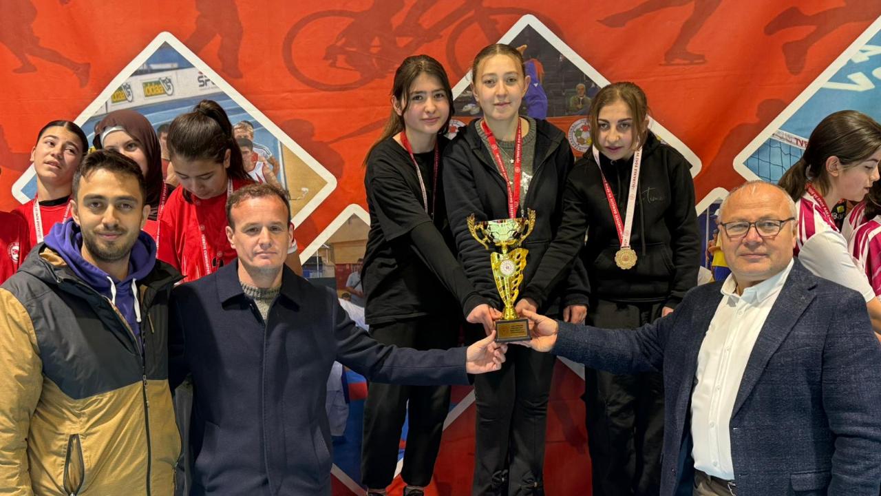 Yıldız Kızlar Dart’ta Şampiyon Ayazini Ortaokulu