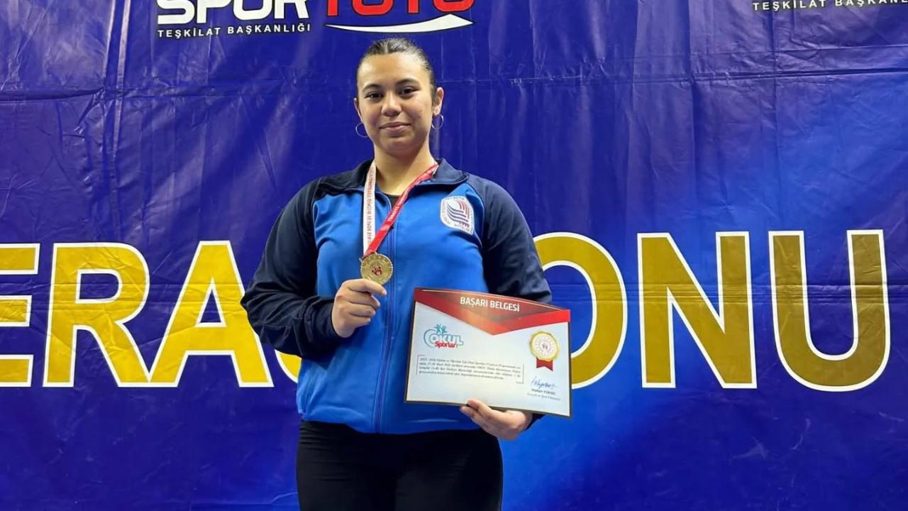 Afyon Dinarlı Halterci Zeynep Pehlivan Türkiye Şampiyonu Oldu