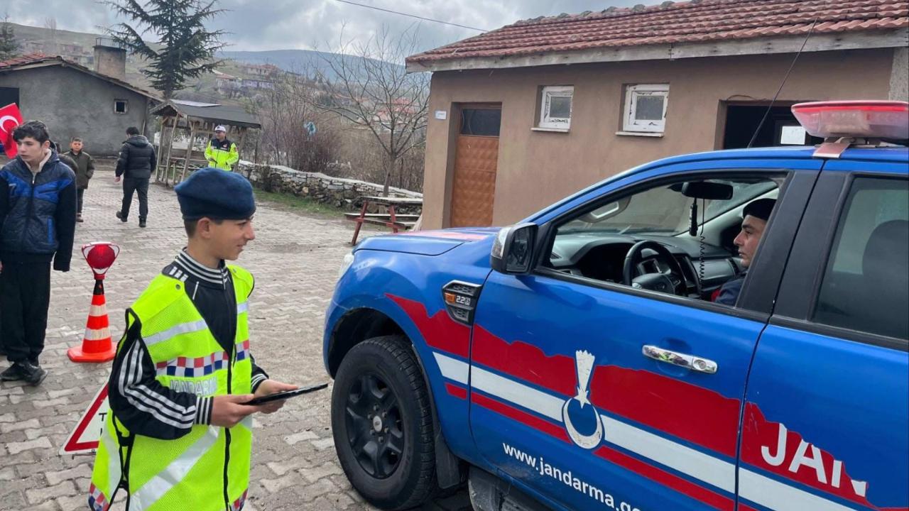 Afyon Jandarması Çobanlar’da 9 Öğretmen ve 94 Öğrenciye Trafik Eğitimi Verdi