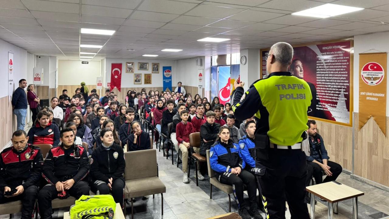 Afyon Polisinden Öğrencilere 112 Hattı, Trafik Kuralları ve Siber Zorbalık Eğitimi