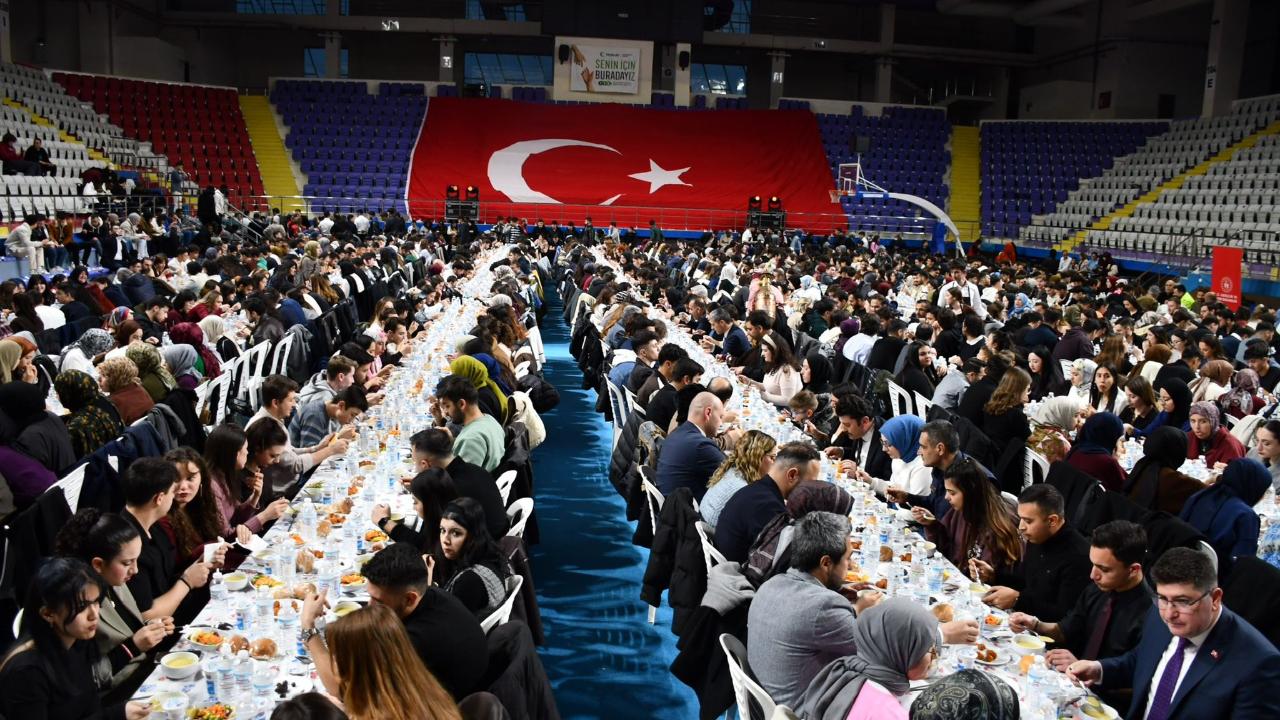 Afyon’da Binlerce Öğrenci İftar Sofrasında Buluştu