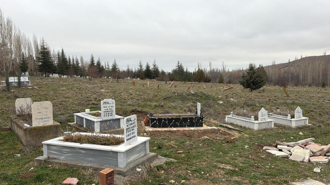 Afyon’da Bu Kabristanı Görenler Şaşkınlıktan Dönüp Dönüp Tekrar Bakıyor