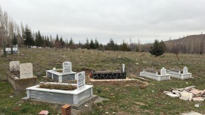 Afyon’da Bu Kabristanlığı Görenler Şaşkınlıktan Dönüp Dönüp Tekrar Bakıyor