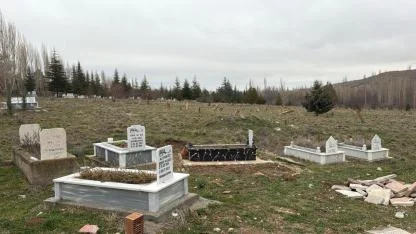 Afyon’da Bu Kabristanlığı Görenler Şaşkınlıktan Dönüp Dönüp Tekrar Bakıyor