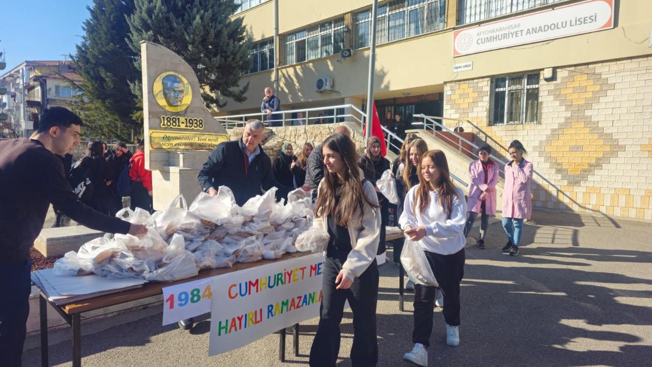 Afyon'da Eski Mezunlar Ramazan Pidesiyle Öğrencileri Sevindirdi
