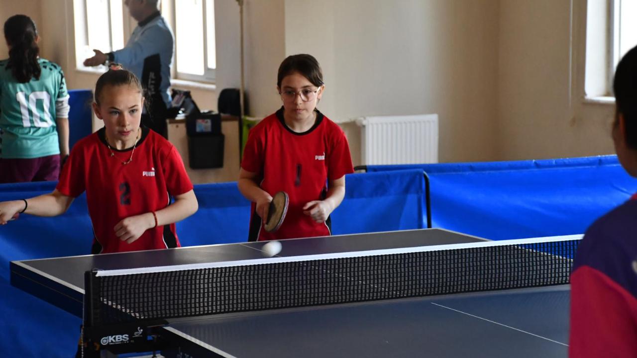 Afyon’da Masa Tenisi Heyecanı Sona Erdi: Dereceye Giren Okullar Belli Oldu