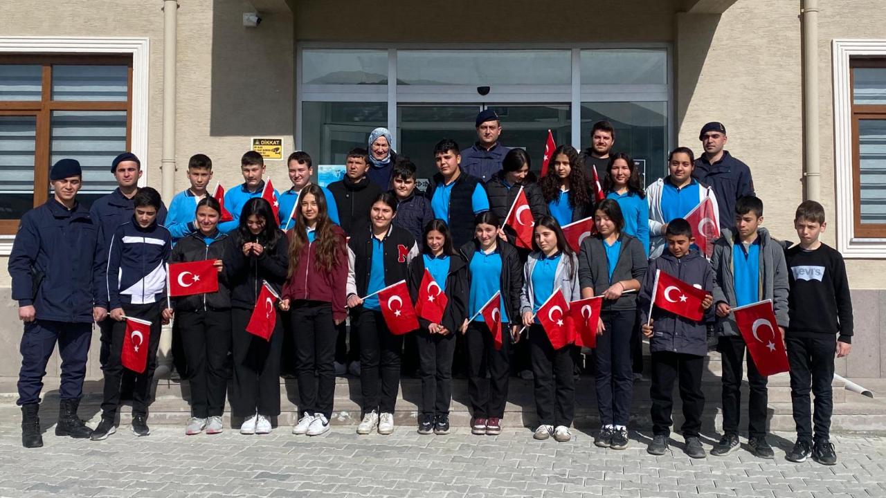 Afyon’da Öğrenciler Jandarma Karakolunda: Hem Fidan Diktiler Hem Bilgi Aldılar