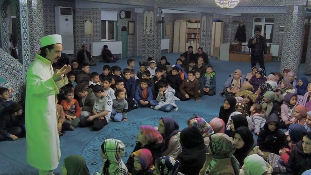 Afyon’daki Bu Camide Her Akşam 200’e Yakın Çocuk Saf Tutuyor