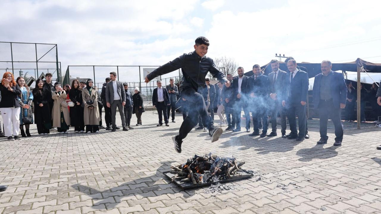 Akharım’da Nevruz Coşkusu: Renkli Etkinlikler ve Halk Oyunları
