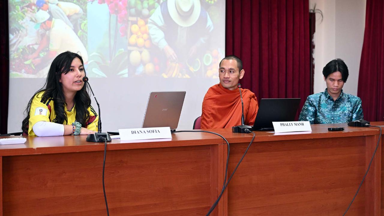 AKÜ’de “Kültürleri Bir Araya Getirmek” Paneli: Kamboçya ve Kolombiya Tanıtıldı