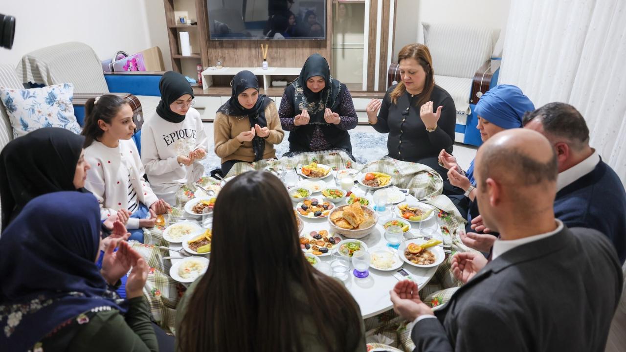 Başkan Köksal İftarda Vatandaşın Evine Konuk Oldu