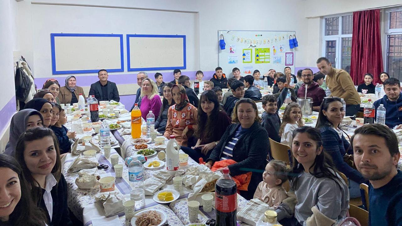Bozhüyük’te Öğrenciler, Öğretmenler ve Din Görevlileri İftar Sofrasında Buluştu