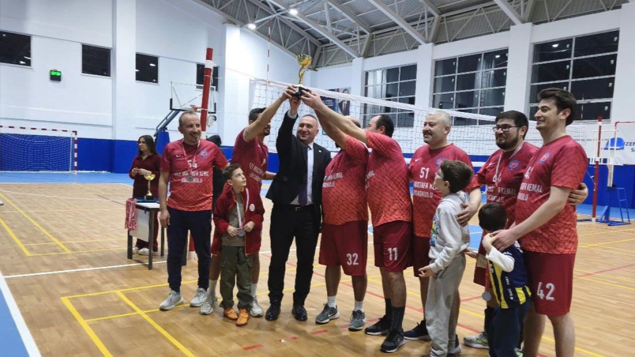 Çay'da 2025 Aile Yılı Voleybol Turnuvası Sona Erdi: 19 Takım Mücadele Etti, İşte Şampiyon!
