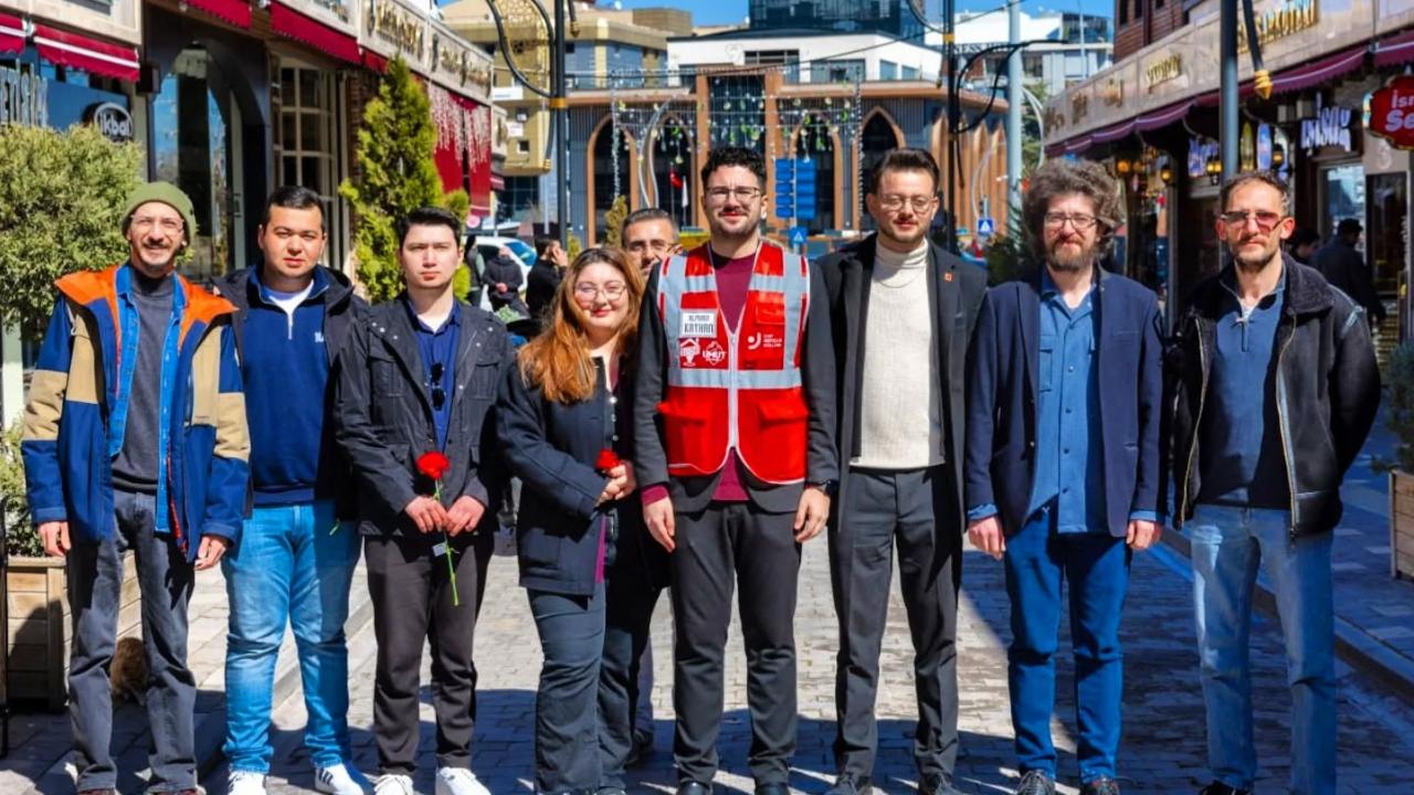 CHP Afyon Gençlik Kolları’ndan 8 Mart’ta Karanfil Dağıtımı: “Kadınlar İçin Mücadelemiz Sürecek”