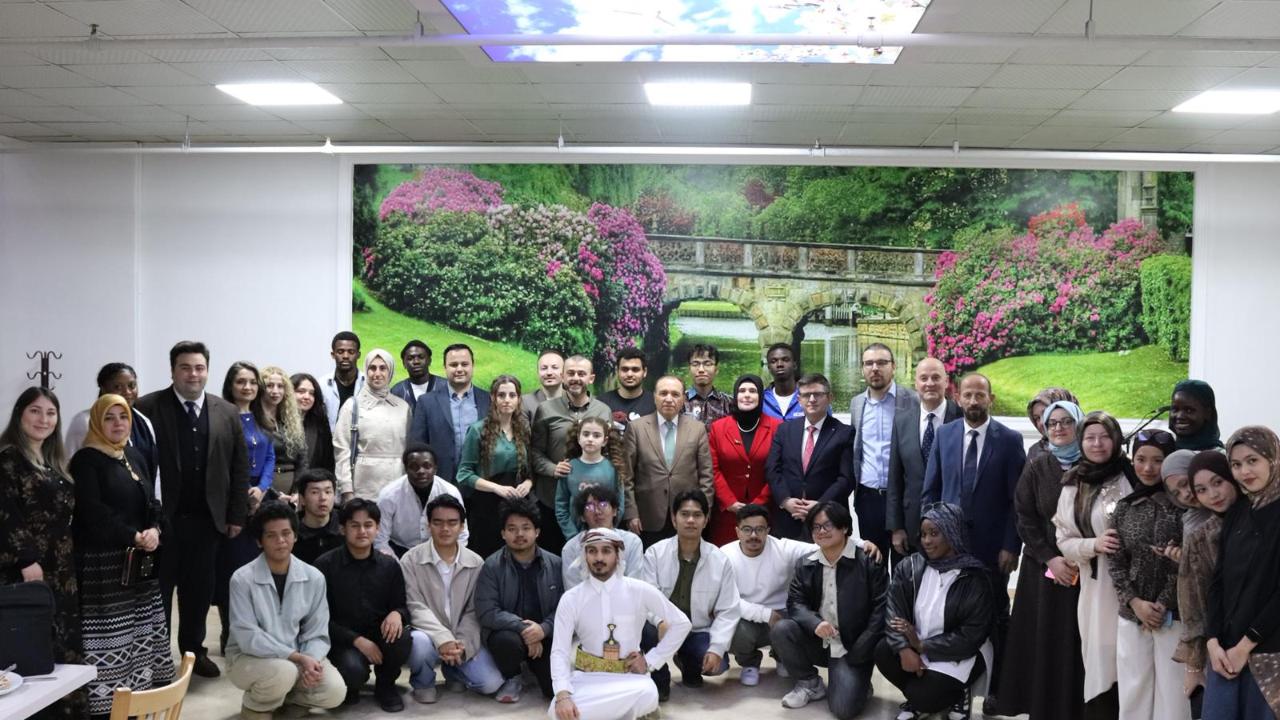 Farklı Ülkelerden Gençler Aynı Sofrada Buluştu