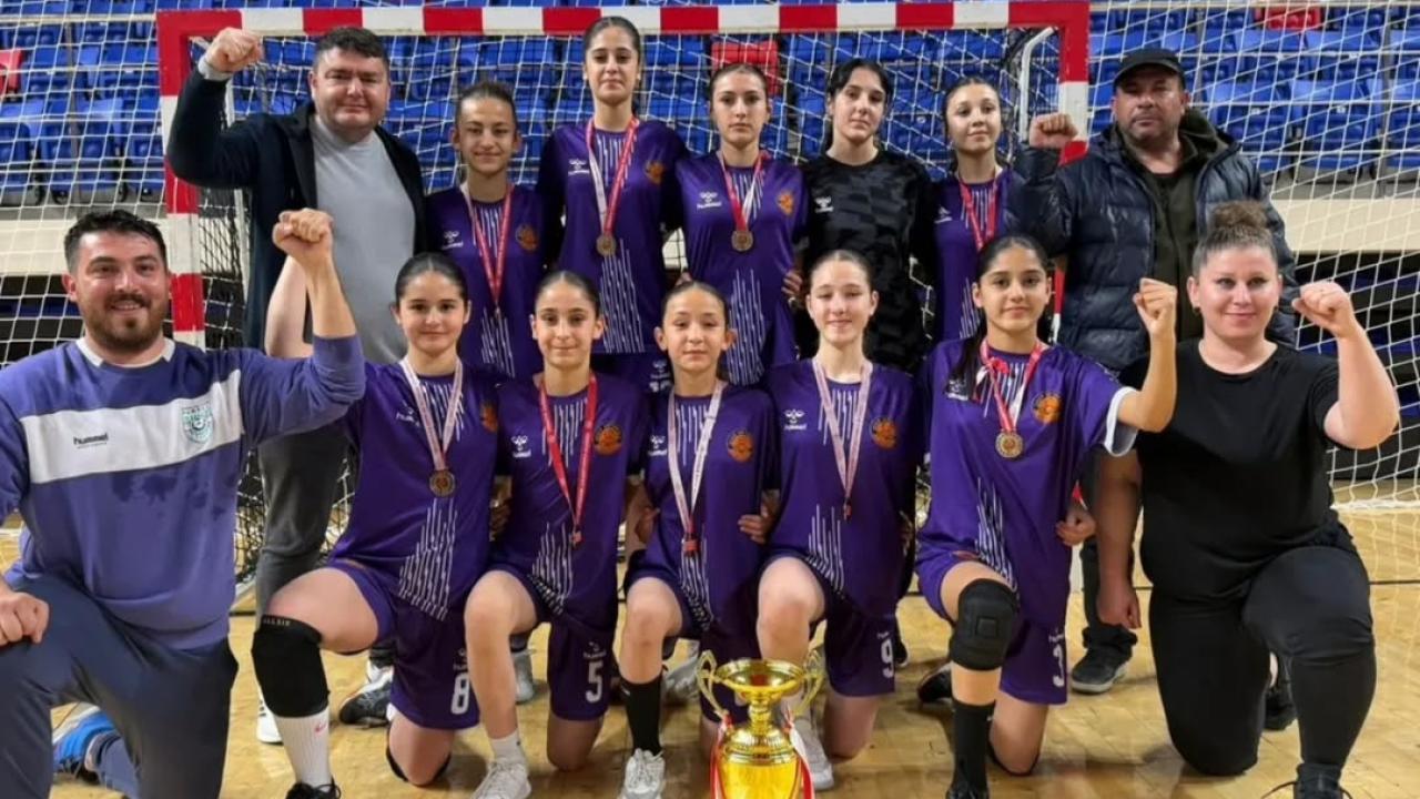 Hentbolda Destan Yazdılar: Türkiye Şampiyonu Afyon Işıklar Şeker Ortaokulu!