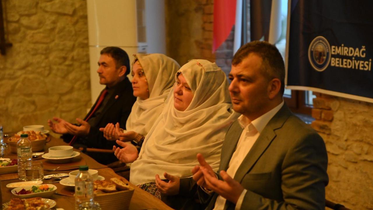Mihalgazi Belediye Başkanı Akgün, Yöresel Kıyafetiyle Emirdağ’da İftarda