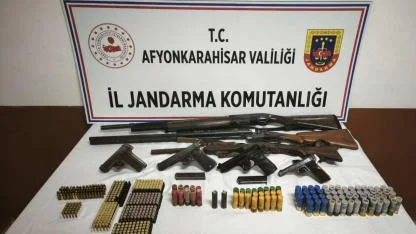 Sandıklı Dodurga’da Ruhsatsız Silah Operasyonu: Çok Sayıda Silah ve Fişek Ele Geçirildi