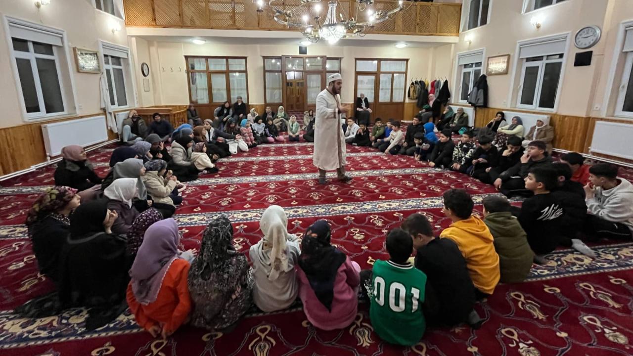 Sultandağı’nda “Cami Marketi” Coşkusu: Çocuklar Teravihe Koşuyor