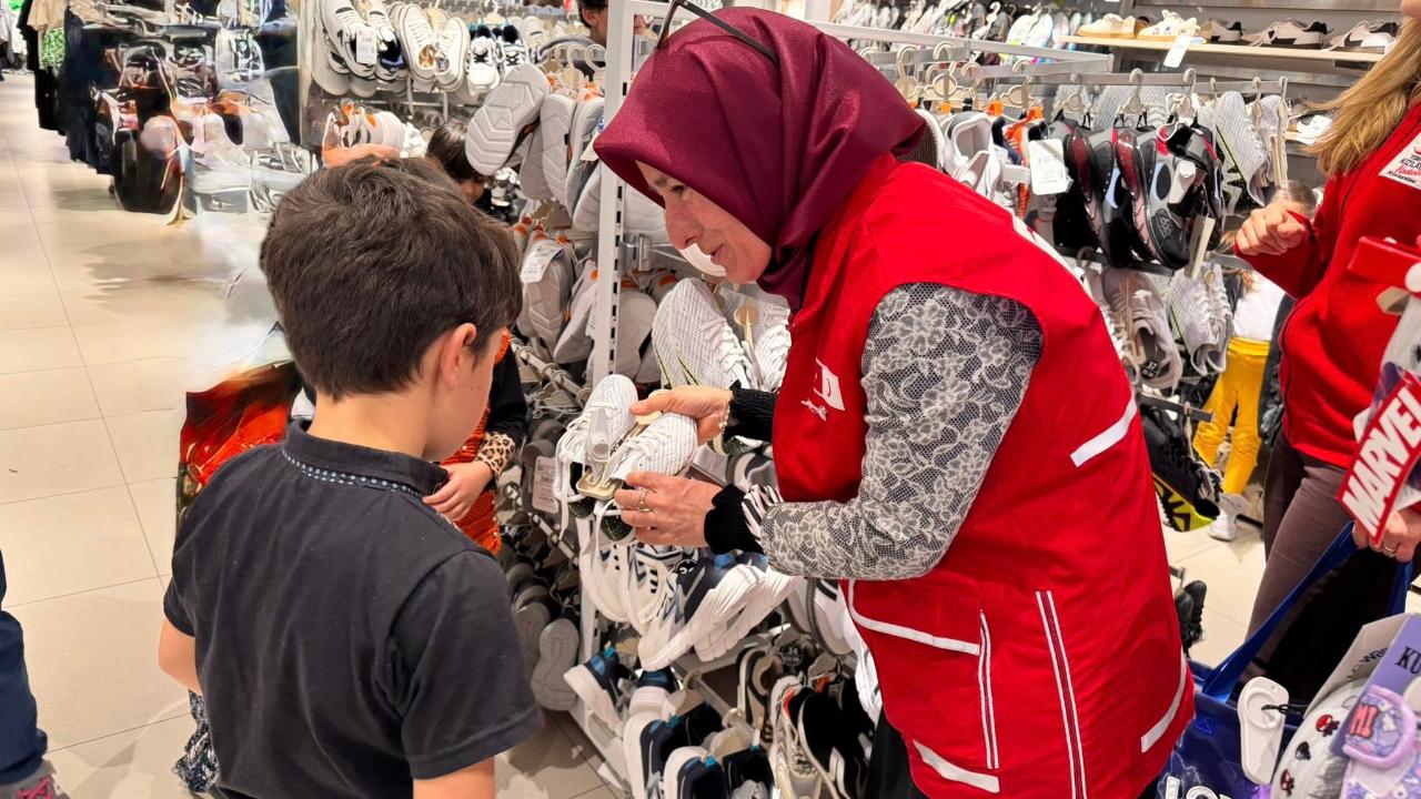 Türk Kızılay Afyon'da Yetim Çocukların Bayram Sevincine Ortak Oldu