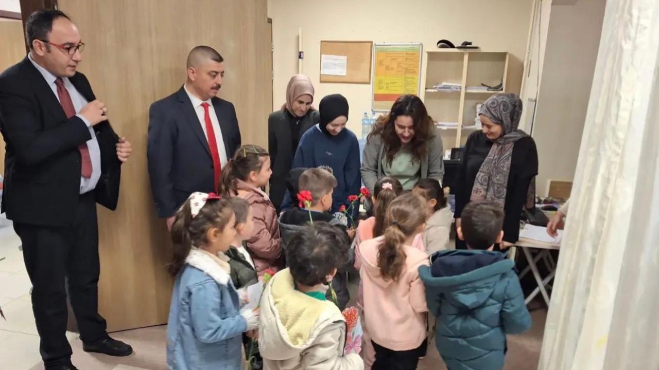 Afyon Çobanlar’da Yürekleri Isıtan Ziyaret: Minikler Sağlık Çalışanlarını Unutmadı