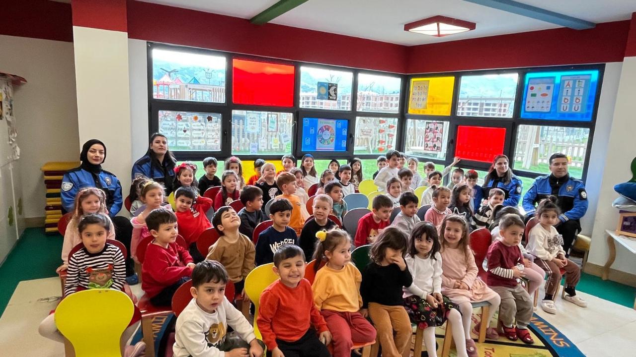 Afyon Polisi Minik Öğrencilerle Buluştu