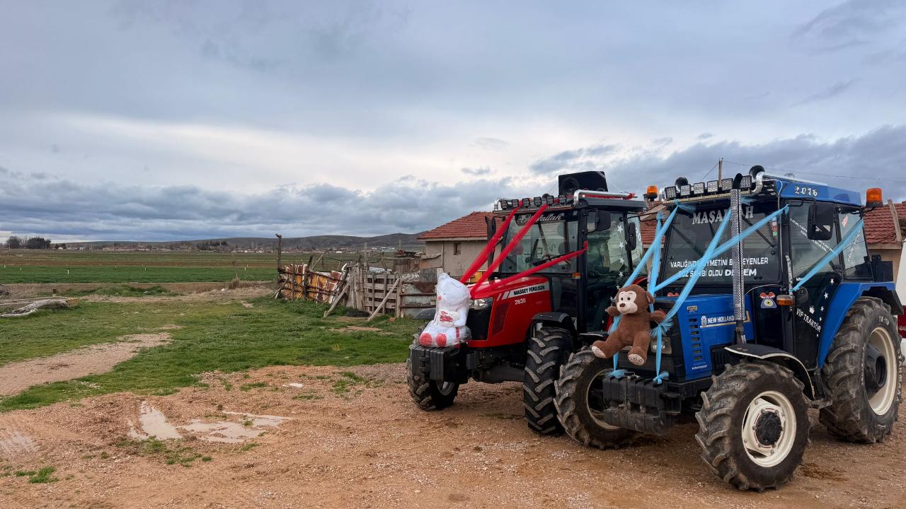 Afyon’da Böylesi Görülmedi: Traktörlerleri Süsleyip Kız İstemeye Gittiler