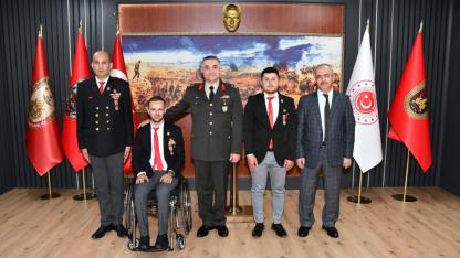 Afyon’da Kahraman Gazilere Devlet Onuru: “Malul Gazi” Rozeti Takıldı