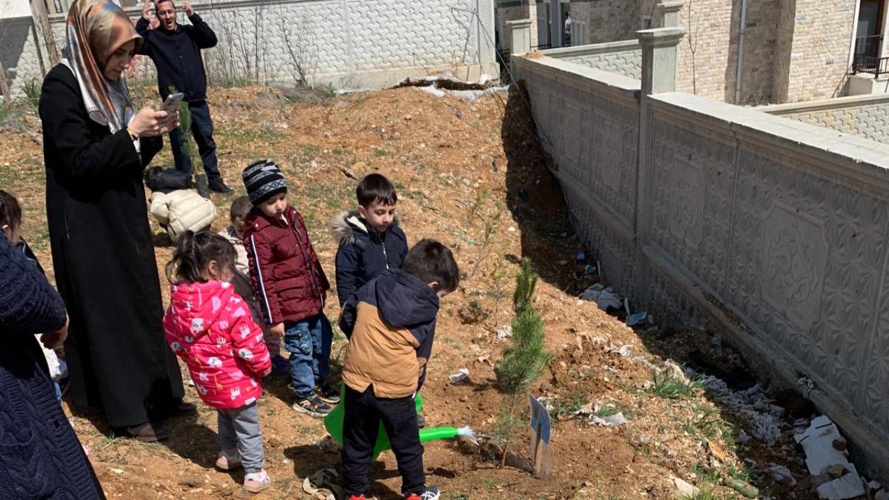 Afyon’da Minik Eller Fidan Dikti, Geleceğe Nefes Oldu