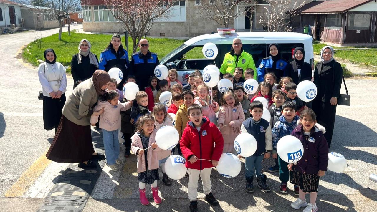 Afyon’da Minik Öğrencilere Polislik Mesleği Anlatıldı