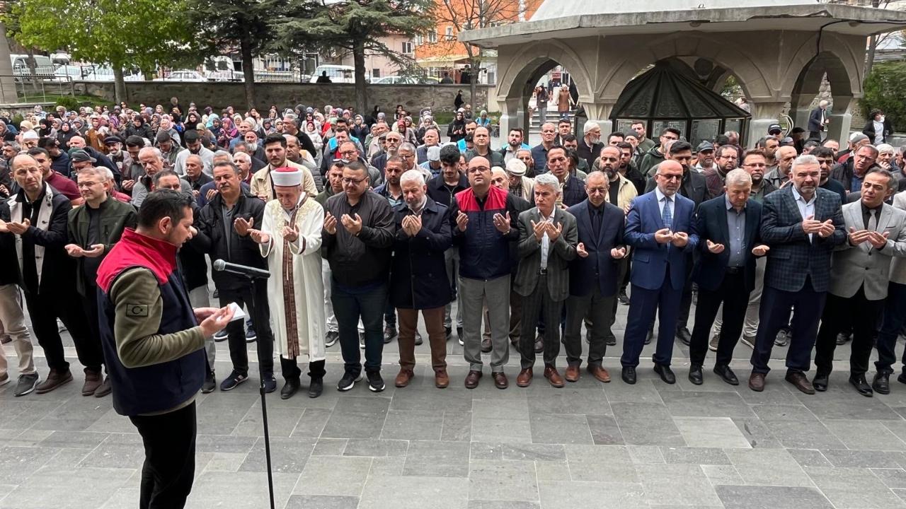 Afyon’da Şehit Öğretmen ve Öğrenciler İçin Gıyabi Cenaze Namazı Kılındı