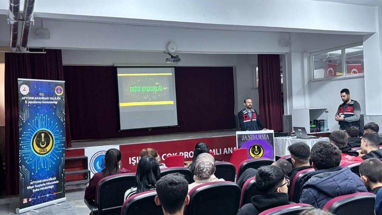 Afyon’da Siber Tehlikeye Karşı Eğitim Atağı: 680 Öğrenci ve 78 Vatandaş Bilgilendirildi