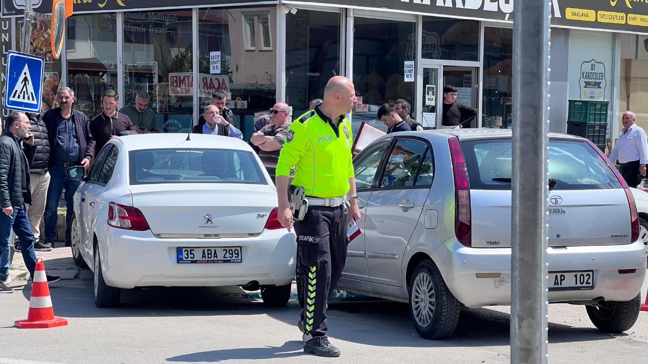 Afyon’da Üç Aracın Karıştığı Trafik Kazası Meydana Geldi