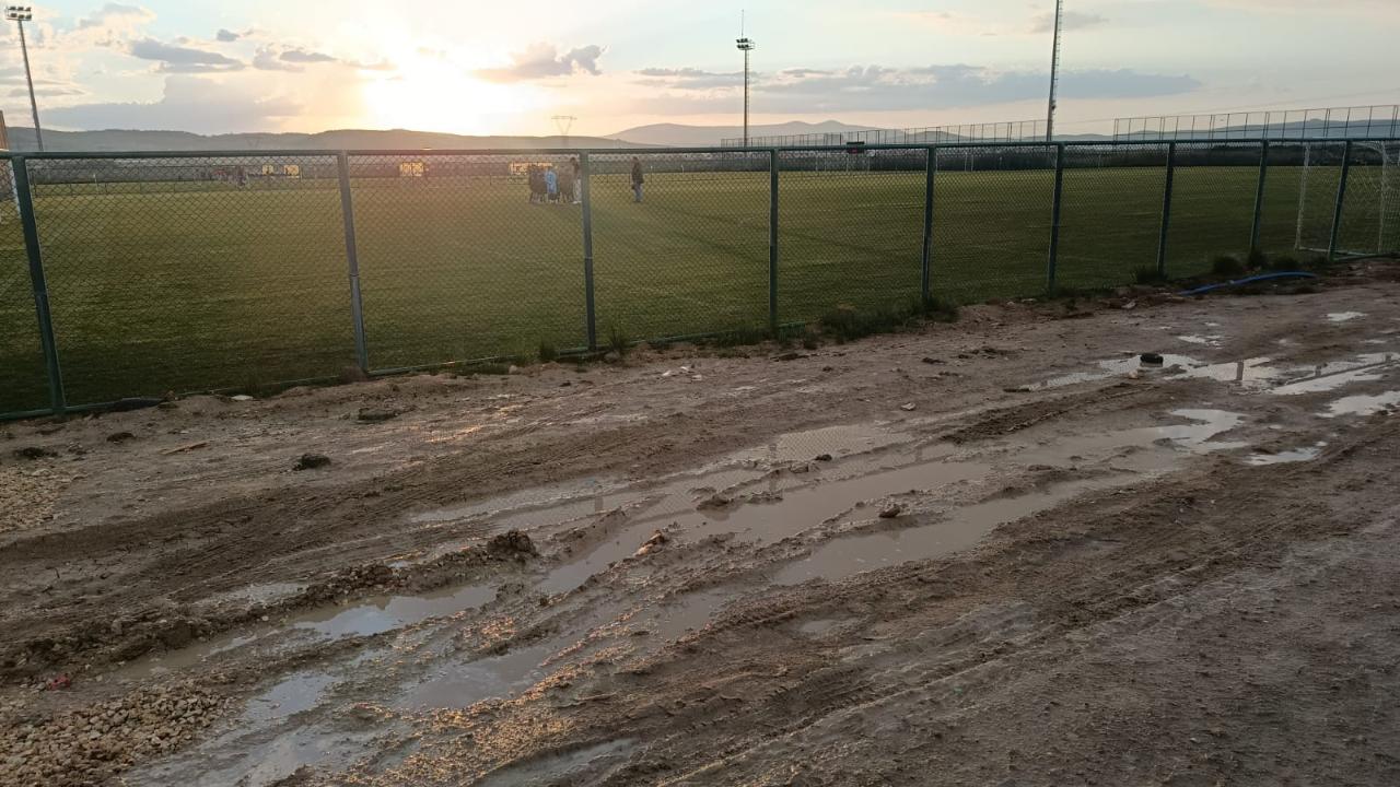 Afyon’da Yan Sahalar Alarm Veriyor: Minik Sporcular Zor Şartlarda Mücadele Ediyor