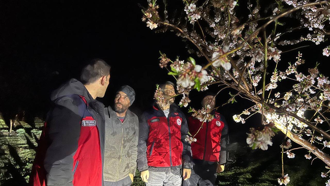 Afyon’da Zirai Don Alarmı: Çiftçiler Gece Boyu Bahçelerde Nöbet Tuttu