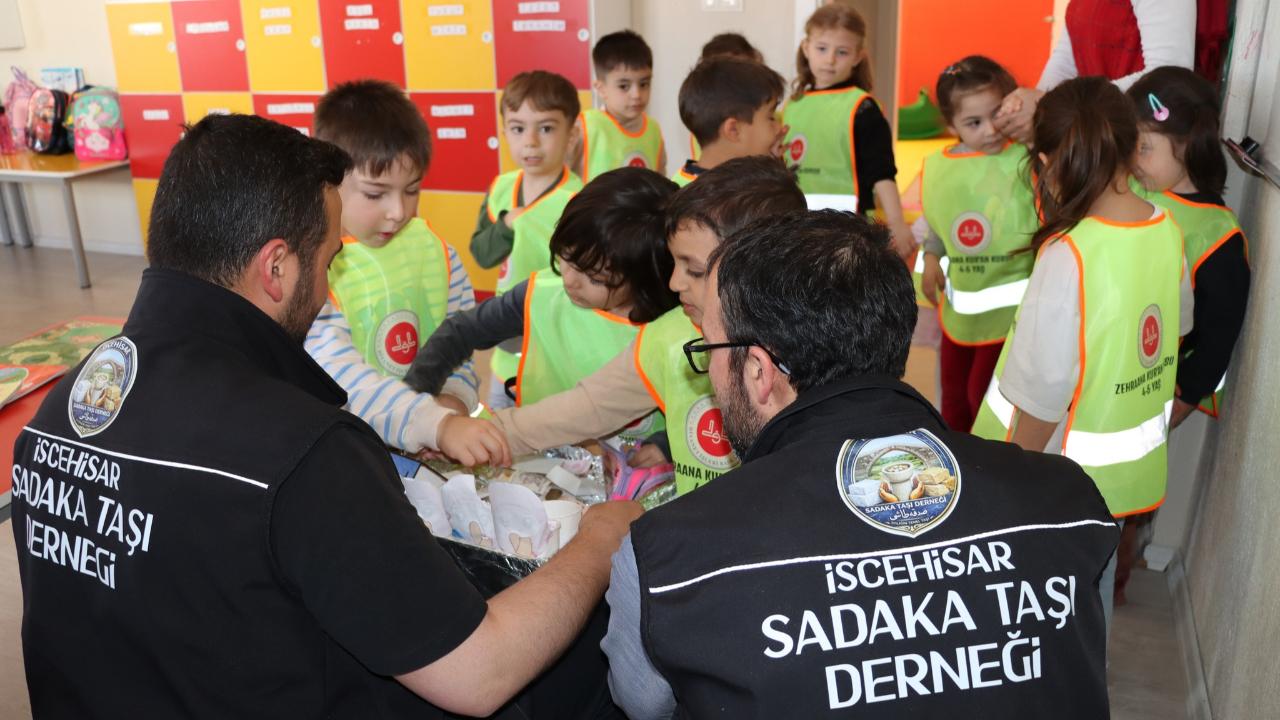 Afyon’daki Minik Öğrencilerden Duygulandıran Davranış