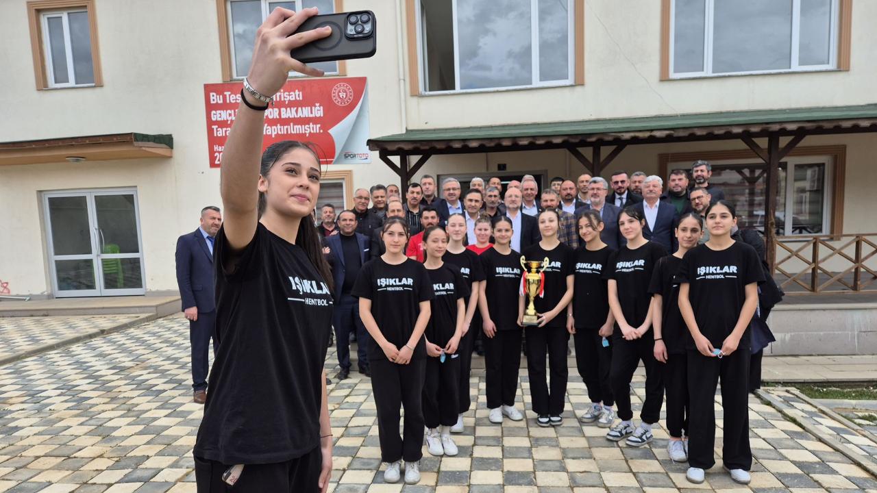 AK Parti, Türkiye Şampiyonlarını Unutmadı: Işıklar Şeker Ortaokulu’na Kutlama