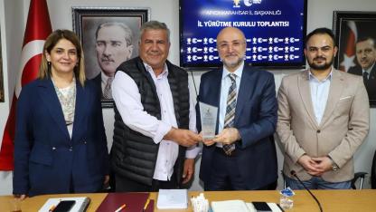 Başkanı Şahin, Özverili Yönetim Kurulu Üyelerine Teşekkür Plaketi Takdim Etti