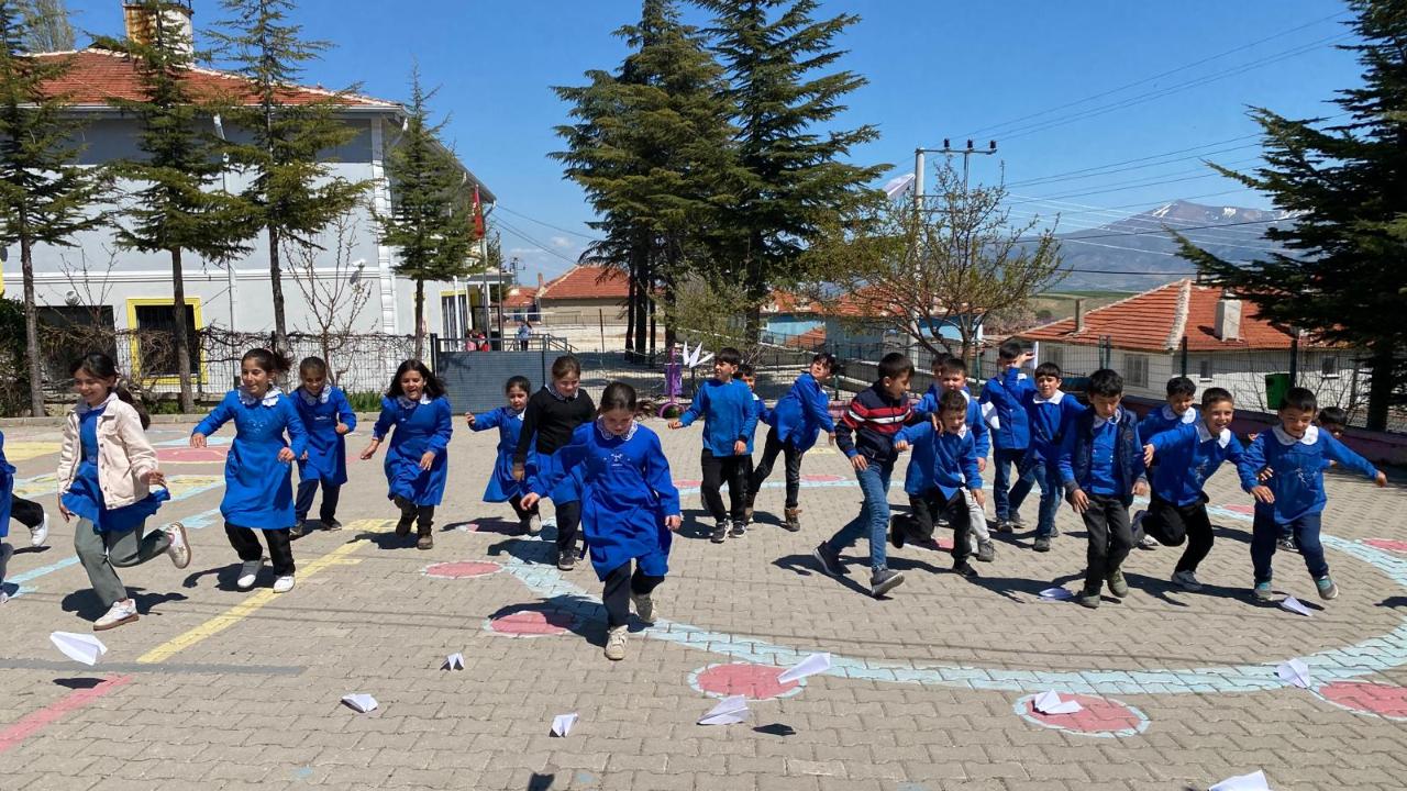 Beşiktaşlılar Köy Okulunda Çocuklarla Uçak Uçurdu
