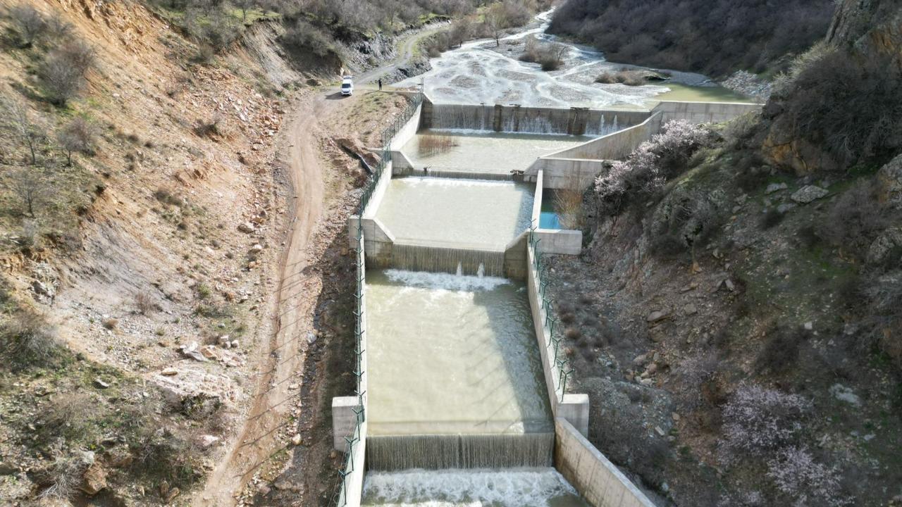Eber Deresi Coştu, Kar ve Yağmur Suları Eber Gölü’ne Can Oluyor