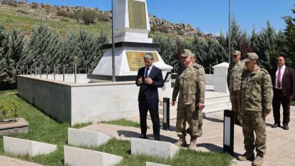 Vali Aktaş’tan 25 Askerin Şehit Olduğu 41. Mühimmat Bölge Komutanlığına Ziyaret