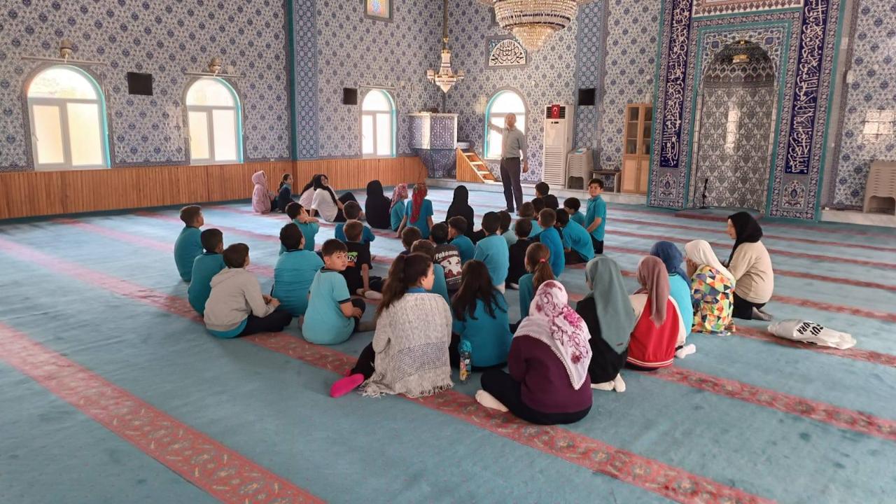 Afyon Dazkırı’da Öğrenciler ÇEDES Projesiyle Camide Buluştu