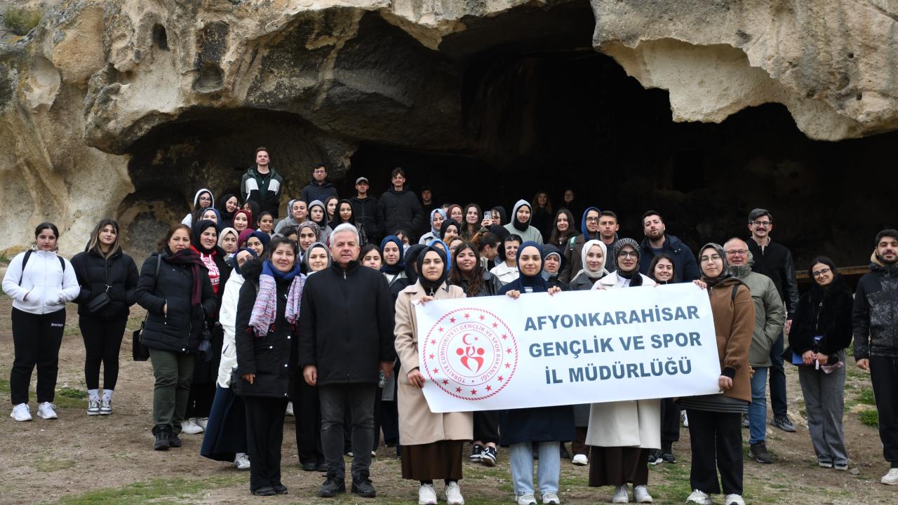 Afyon’da 200 Öğrenci Frig Vadisi’nde Doğa Yürüyüşü Yaptı